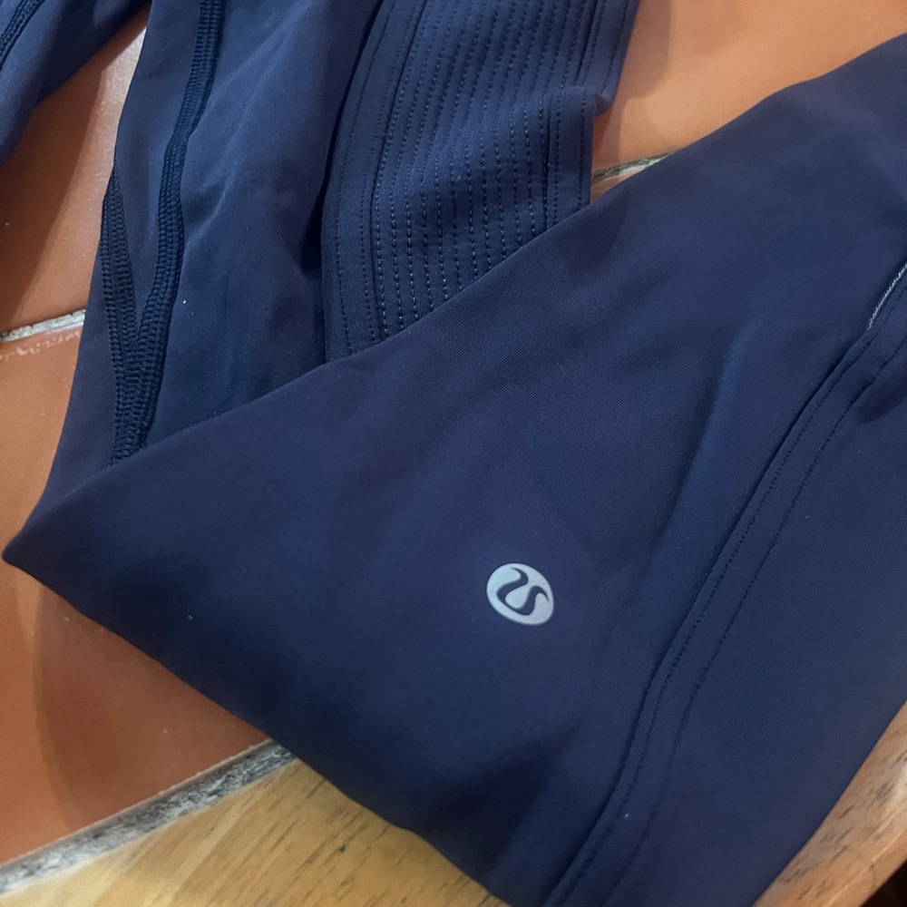 SOLD❌❌ Leggings Lululemon Navy Blue size 2 excelent condition! - Picture 4 of 6
